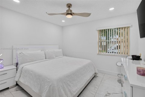 House in Sunrise, Florida 3 bedrooms, 174.01 sq.m. № 2394560 - photo 29