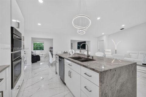 House in Sunrise, Florida 3 bedrooms, 174.01 sq.m. № 2394560 - photo 12