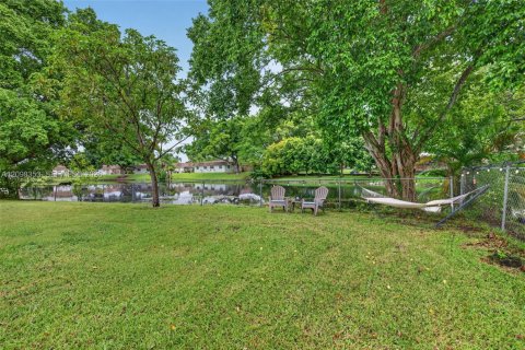 House in Sunrise, Florida 3 bedrooms, 174.01 sq.m. № 2394560 - photo 6