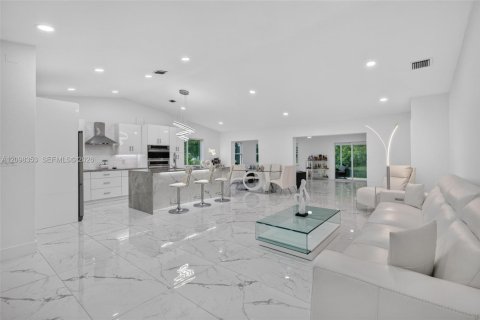 House in Sunrise, Florida 3 bedrooms, 174.01 sq.m. № 2394560 - photo 9