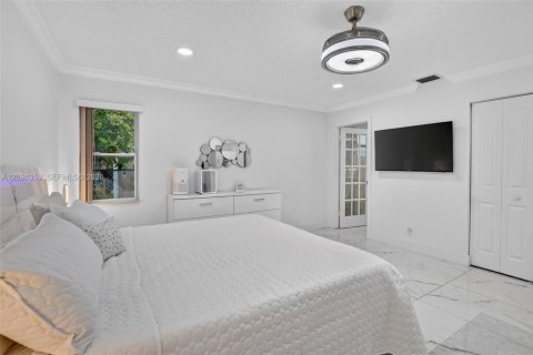 House in Sunrise, Florida 3 bedrooms, 174.01 sq.m. № 2394560 - photo 24