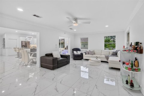 House in Sunrise, Florida 3 bedrooms, 174.01 sq.m. № 2394560 - photo 20