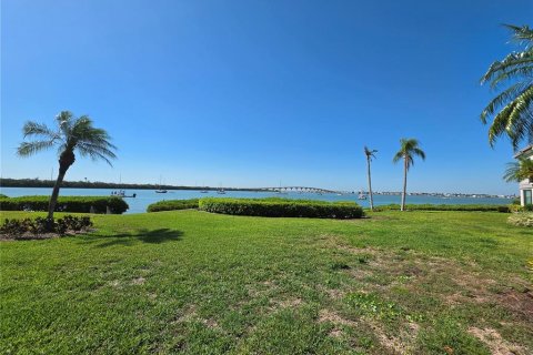 Condo in Saint Petersburg, Florida, 2 bedrooms № 2199215