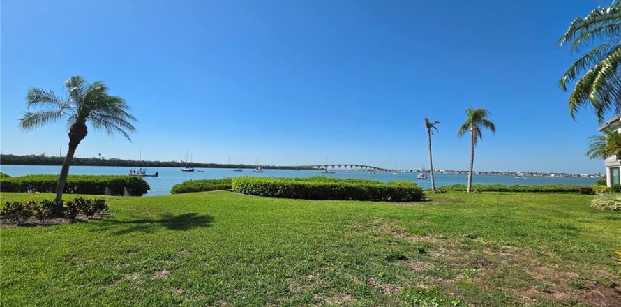 Condominio en Saint Petersburg, Florida, 2 dormitorios № 2199215