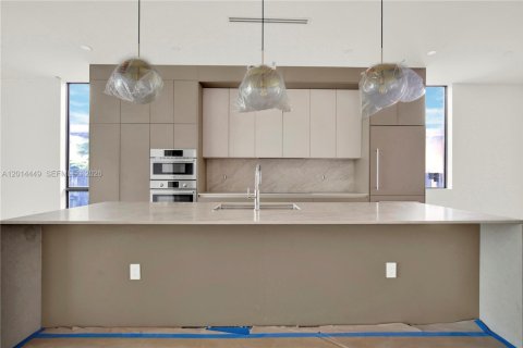 Townhouse in Miami, Florida 4 bedrooms, 238.85 sq.m. № 2076443 - photo 7