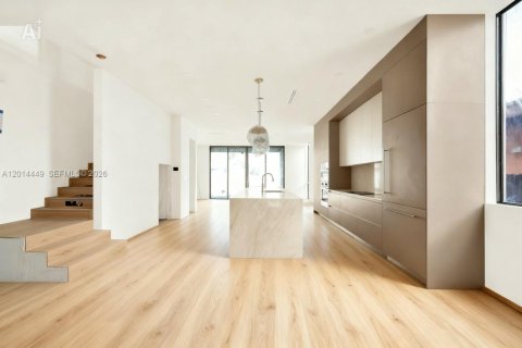 Townhouse in Miami, Florida 4 bedrooms, 238.85 sq.m. № 2076443 - photo 4