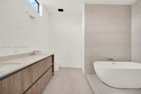 Townhouse in Miami, Florida 4 bedrooms, 238.85 sq.m. № 2076443 - photo 16