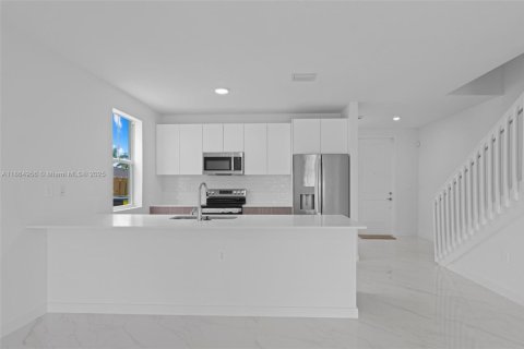 Touwnhouse à vendre à Miami, Floride: 4 chambres, 206.06 m2 № 1893227 - photo 12