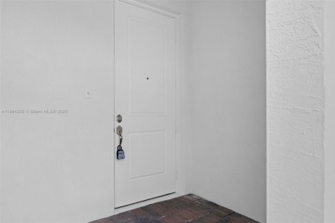 Touwnhouse à vendre à Miami, Floride: 4 chambres, 206.06 m2 № 1893227 - photo 7