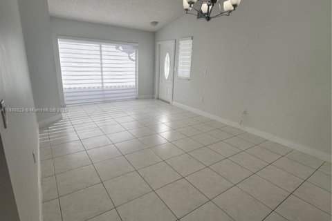 Casa en alquiler en Miami, Florida, 3 dormitorios, 114.83 m2 № 1951351 - foto 2