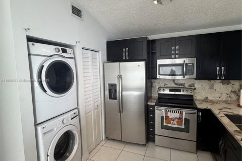 Casa en alquiler en Miami, Florida, 3 dormitorios, 114.83 m2 № 1951351 - foto 4