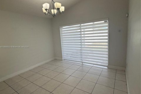 Casa en alquiler en Miami, Florida, 3 dormitorios, 114.83 m2 № 1951351 - foto 3