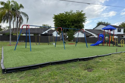 Townhouse in Miami, Florida 2 bedrooms, 101.73 sq.m. № 2060810 - photo 13