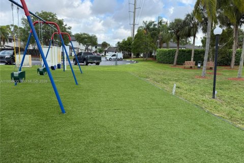 Townhouse in Miami, Florida 2 bedrooms, 101.73 sq.m. № 2060810 - photo 12