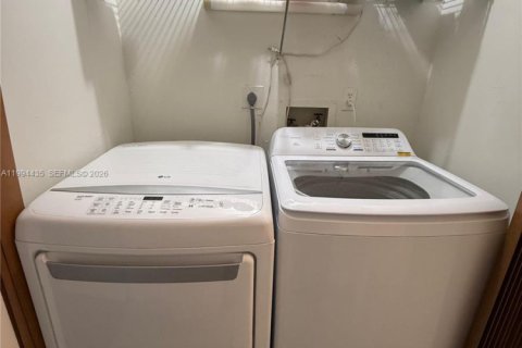 Townhouse in Miami, Florida 2 bedrooms, 101.73 sq.m. № 2060810 - photo 10