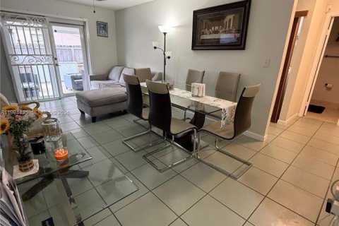 Townhouse in Miami, Florida 2 bedrooms, 101.73 sq.m. № 2060810 - photo 3