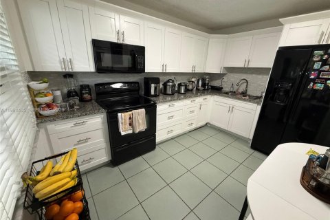 Townhouse in Miami, Florida 2 bedrooms, 101.73 sq.m. № 2060810 - photo 4