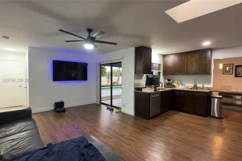 House in Riviera Beach, Florida 3 bedrooms, 153.75 sq.m. № 2010196 - photo 10