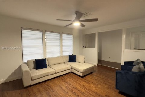 House in Riviera Beach, Florida 3 bedrooms, 153.75 sq.m. № 2010196 - photo 6