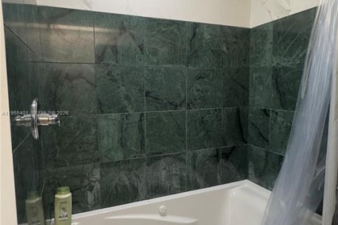 House in Riviera Beach, Florida 3 bedrooms, 153.75 sq.m. № 2010196 - photo 24