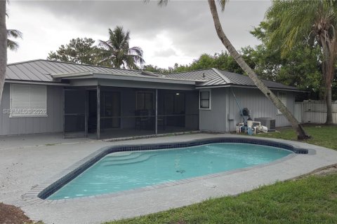 House in Riviera Beach, Florida 3 bedrooms, 153.75 sq.m. № 2010196 - photo 2