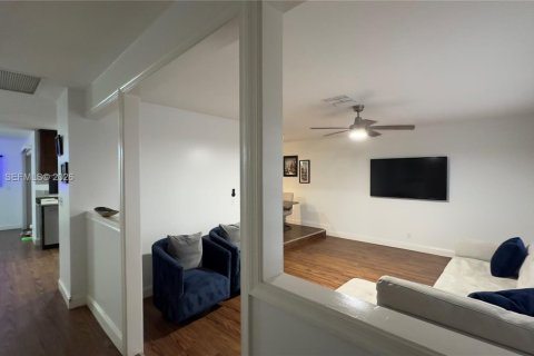 House in Riviera Beach, Florida 3 bedrooms, 153.75 sq.m. № 2010196 - photo 8