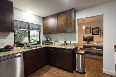 House in Riviera Beach, Florida 3 bedrooms, 153.75 sq.m. № 2010196 - photo 3