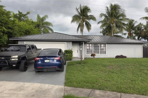 House in Riviera Beach, Florida 3 bedrooms, 153.75 sq.m. № 2010196