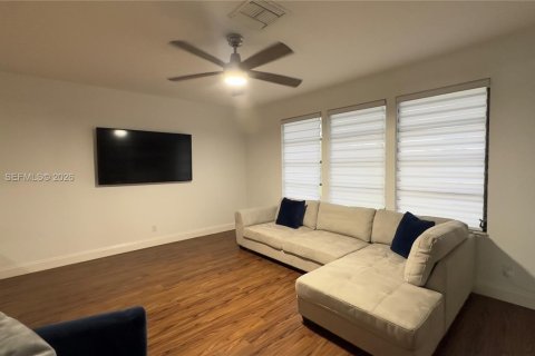 House in Riviera Beach, Florida 3 bedrooms, 153.75 sq.m. № 2010196 - photo 7