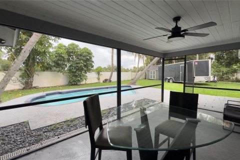 House in Riviera Beach, Florida 3 bedrooms, 153.75 sq.m. № 2010196 - photo 25