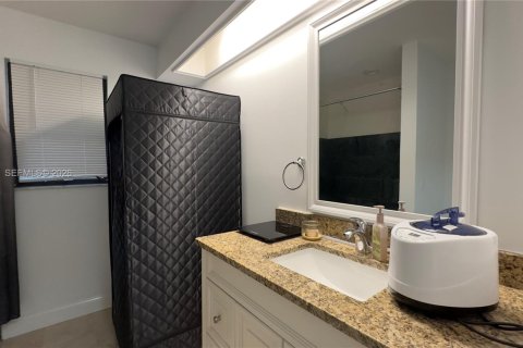 House in Riviera Beach, Florida 3 bedrooms, 153.75 sq.m. № 2010196 - photo 23