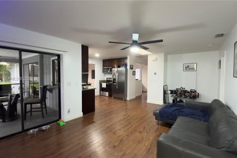 House in Riviera Beach, Florida 3 bedrooms, 153.75 sq.m. № 2010196 - photo 11