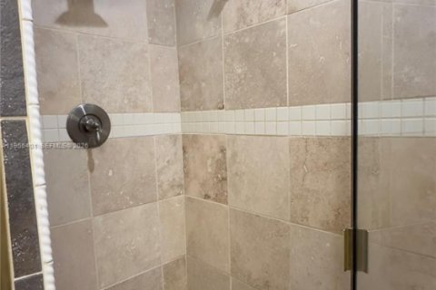 House in Riviera Beach, Florida 3 bedrooms, 153.75 sq.m. № 2010196 - photo 18