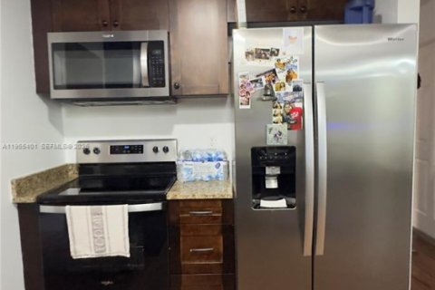 House in Riviera Beach, Florida 3 bedrooms, 153.75 sq.m. № 2010196 - photo 5