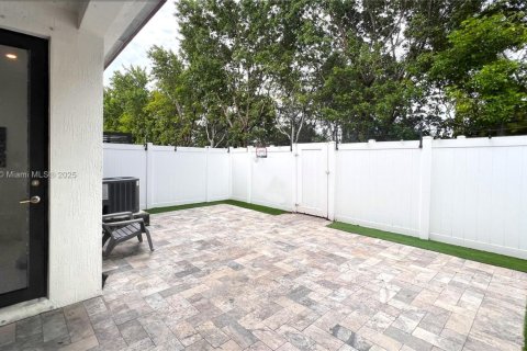 Townhouse in Hialeah, Florida 3 bedrooms, 147.06 sq.m. № 1977724 - photo 19