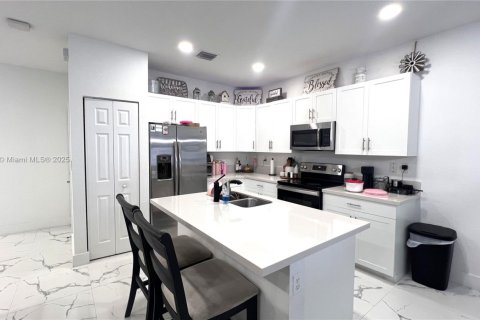 Townhouse in Hialeah, Florida 3 bedrooms, 147.06 sq.m. № 1977724 - photo 18