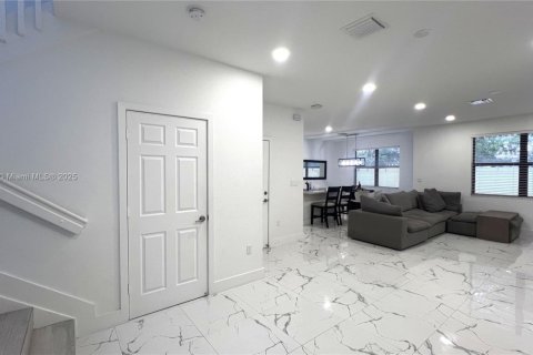 Townhouse in Hialeah, Florida 3 bedrooms, 147.06 sq.m. № 1977724 - photo 1