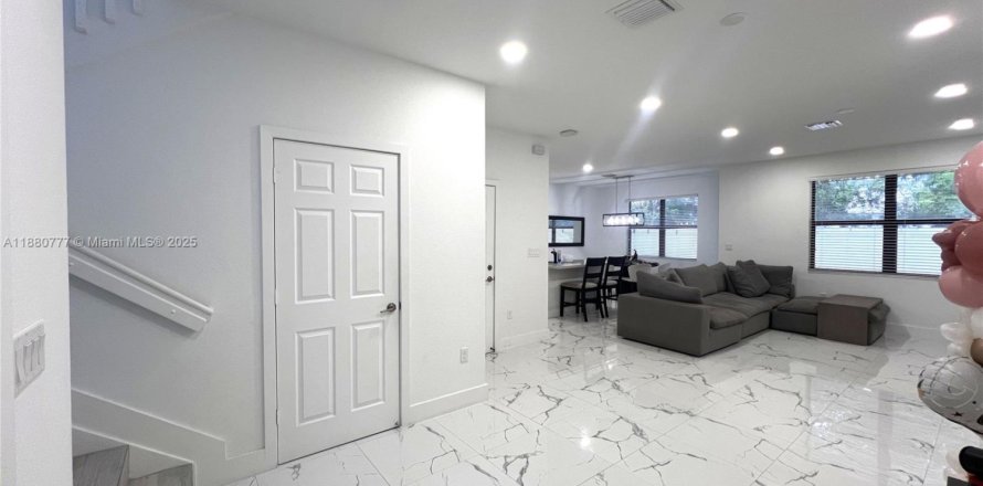 Townhouse in Hialeah, Florida 3 bedrooms, 147.06 sq.m. № 1977724