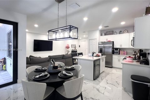 Townhouse in Hialeah, Florida 3 bedrooms, 147.06 sq.m. № 1977724 - photo 16