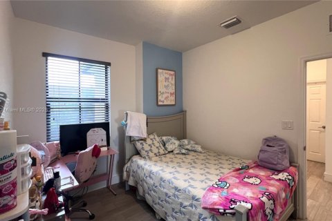 Townhouse in Hialeah, Florida 3 bedrooms, 147.06 sq.m. № 1977724 - photo 26