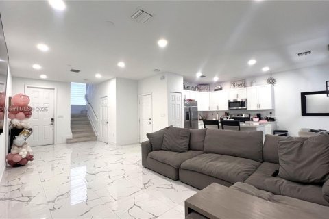 Townhouse in Hialeah, Florida 3 bedrooms, 147.06 sq.m. № 1977724 - photo 13