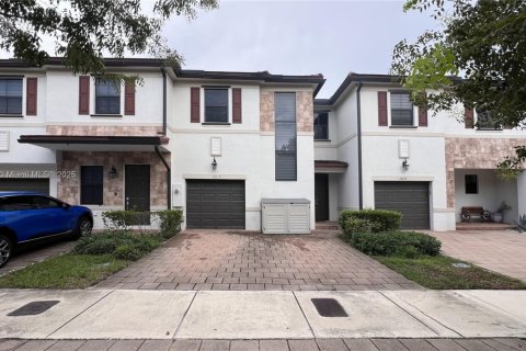 Townhouse in Hialeah, Florida 3 bedrooms, 147.06 sq.m. № 1977724 - photo 9