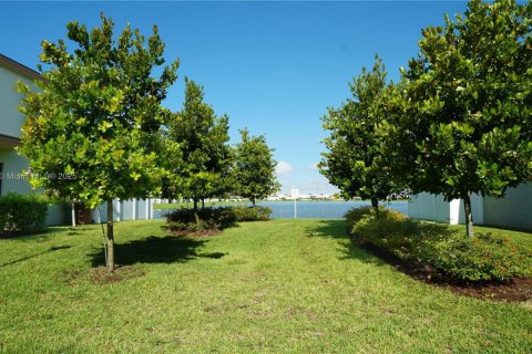 Townhouse in Hialeah, Florida 3 bedrooms, 147.06 sq.m. № 1977724 - photo 5