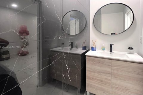 Townhouse in Hialeah, Florida 3 bedrooms, 147.06 sq.m. № 1977724 - photo 23