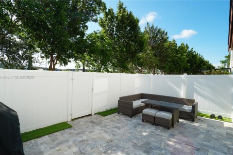 Townhouse in Hialeah, Florida 3 bedrooms, 147.06 sq.m. № 1977724 - photo 4