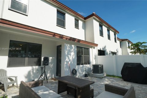 Townhouse in Hialeah, Florida 3 bedrooms, 147.06 sq.m. № 1977724 - photo 3