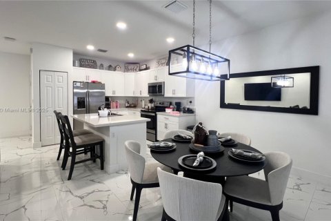 Townhouse in Hialeah, Florida 3 bedrooms, 147.06 sq.m. № 1977724 - photo 15