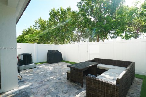 Townhouse in Hialeah, Florida 3 bedrooms, 147.06 sq.m. № 1977724 - photo 2