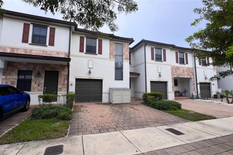 Townhouse in Hialeah, Florida 3 bedrooms, 147.06 sq.m. № 1977724 - photo 10