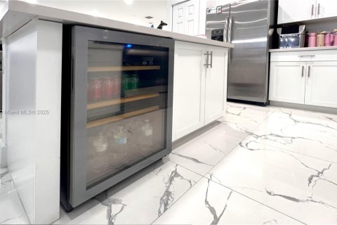 Townhouse in Hialeah, Florida 3 bedrooms, 147.06 sq.m. № 1977724 - photo 17